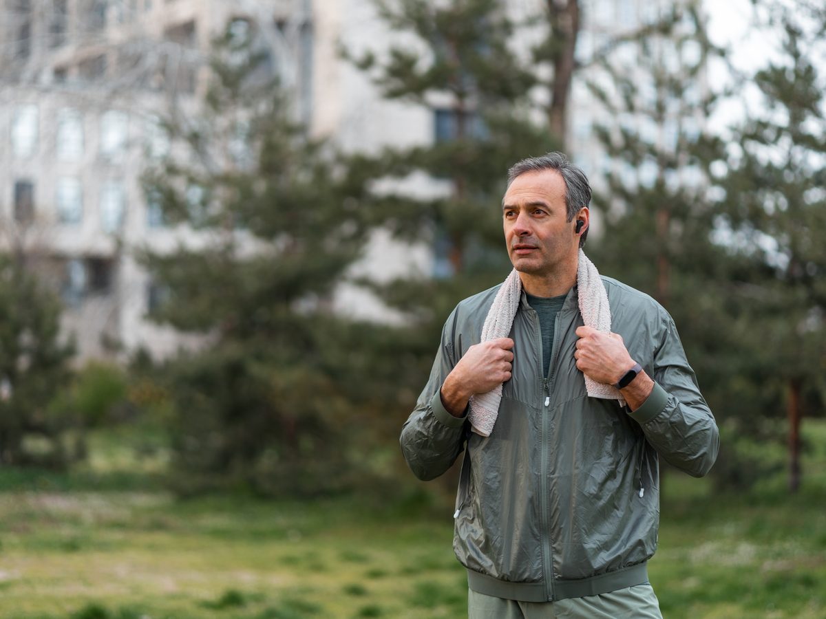 Persona in movimento all'aperto al mattino — equilibrio e vitalità