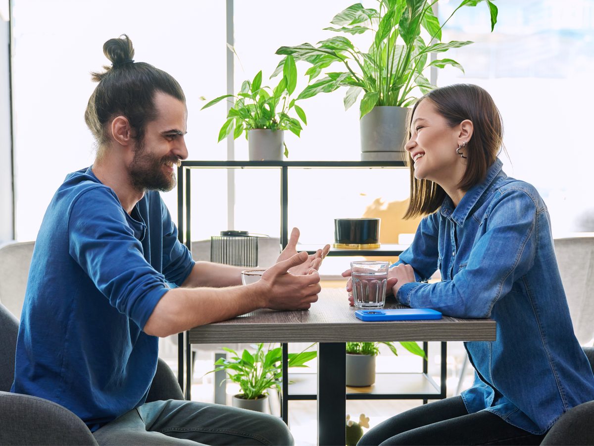 Momento di conversazione tra due persone — calore umano