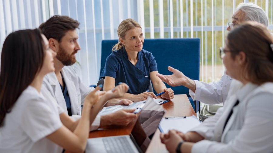 Due professionisti del board che si confrontano